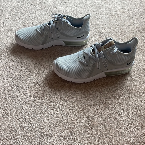 Women’s Nike air max shoes never worn size 6.5 - Picture 4 of 5